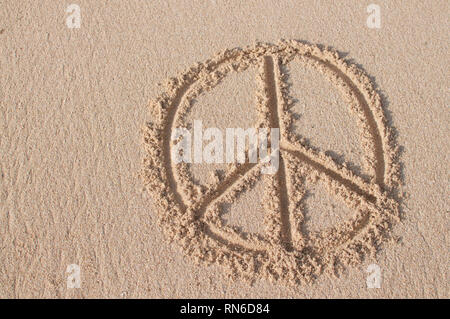 Peace Symbol bei Melasti Beach in Bali, Indonesien gezogen Stockfoto