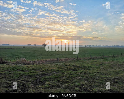 Sonnenaufgang über den Wiesen Stockfoto