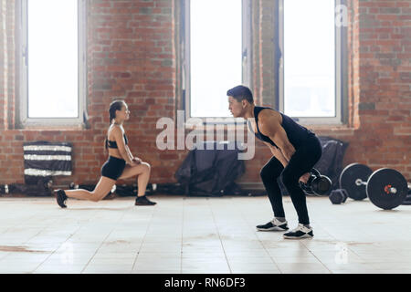 Junge motivierte Paar im Fitnesscenter zu trainieren. Lifestyle, Hobby, Interesse, freie Zeit Stockfoto