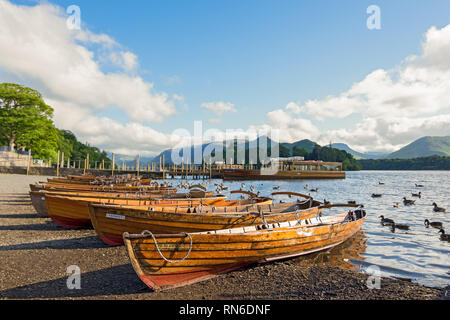 Reihe von Holz- zeile Boote aufgereiht am Ufer des Derwent Water, Keswick, Cumbria. Stockfoto