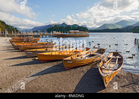 Reihe von Holz- zeile Boote aufgereiht am Ufer des Derwent Water, Keswick, Cumbria. Stockfoto