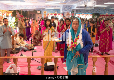 Ein frommer Hindu Frau feiert ihren 70. Geburtstag durch die Unterstützung der Service und das Ritual der Aarti, breitet sich das Feuer vor der Gottheiten Stockfoto