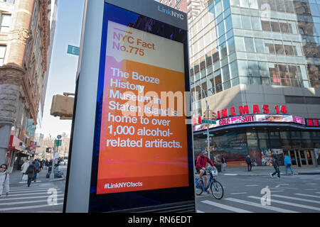 Eine Nachricht auf einen Link NYC-Bildschirm mit den Spaß Tatsache über einen Schnaps Geschichte Museum mit 1000+ Artefakte. Sign on Broadway in Greenwich Village, Manhattan. Stockfoto