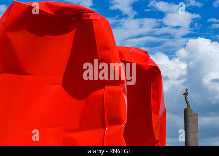 Das Denkmal für Segler auf Zeeheldenplein Square und dem Rock Fremden von Arne Quinze. Umstrittene moderne Kunst arbeiten auf dem Damm von Ostende. Belgien Stockfoto