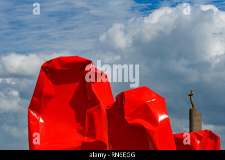 Das Denkmal für Segler auf Zeeheldenplein Square und dem Rock Fremden von Arne Quinze. Umstrittene moderne Kunst arbeiten auf dem Damm von Ostende. Belgien Stockfoto