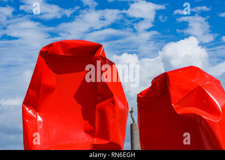 Das Denkmal für Segler auf Zeeheldenplein Square und dem Rock Fremden von Arne Quinze. Umstrittene moderne Kunst arbeiten auf dem Damm von Ostende. Belgien Stockfoto