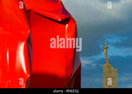 Das Denkmal für Segler auf Zeeheldenplein Square und dem Rock Fremden von Arne Quinze. Umstrittene moderne Kunst arbeiten auf dem Damm von Ostende. Belgien Stockfoto