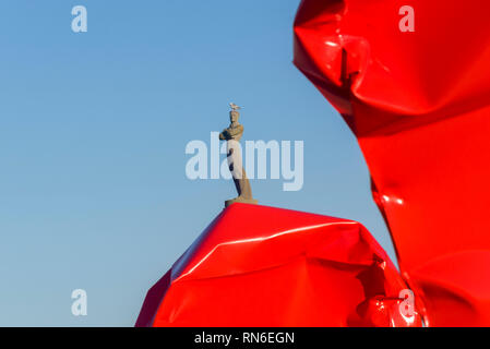 Das Denkmal für Segler auf Zeeheldenplein Square und dem Rock Fremden von Arne Quinze. Umstrittene moderne Kunst arbeiten auf dem Damm von Ostende. Belgien Stockfoto