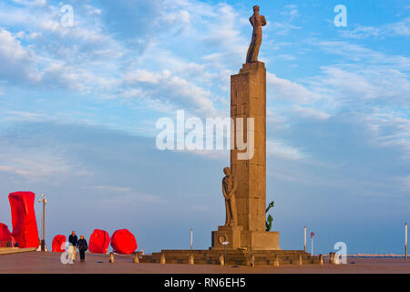 Das Denkmal für Segler auf Zeeheldenplein Square und dem Rock Fremden von Arne Quinze. Umstrittene moderne Kunst arbeiten auf dem Damm von Ostende. Belgien Stockfoto