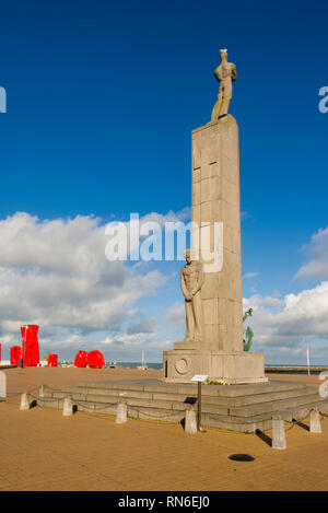 Das Denkmal für Segler auf Zeeheldenplein Square und dem Rock Fremden von Arne Quinze. Umstrittene moderne Kunst arbeiten auf dem Damm von Ostende. Belgien Stockfoto