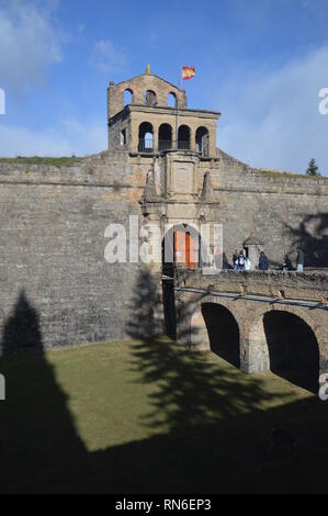 Eingang über eine Zugbrücke zu den schönen Mauern des Acuertamiento der Zitadelle in Jaca. Reisen, Landschaften, Natur, Architektur. 2. Dezember Stockfoto