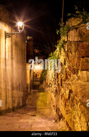 Schmalen alten Straßen während des Abends in der kleinen mittelalterlichen Stadt Bosa, Sardinien, Italien Stockfoto