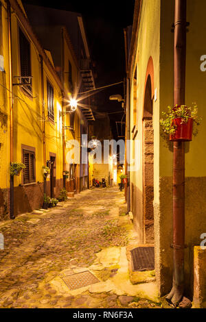 Schmalen alten Straßen während des Abends in der kleinen mittelalterlichen Stadt Bosa, Sardinien, Italien Stockfoto