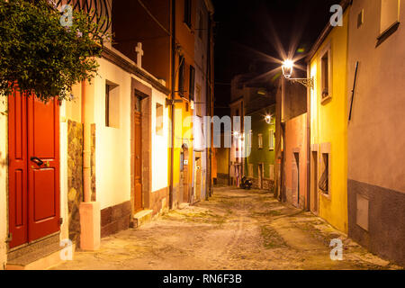 Schmalen alten Straßen während des Abends in der kleinen mittelalterlichen Stadt Bosa, Sardinien, Italien Stockfoto