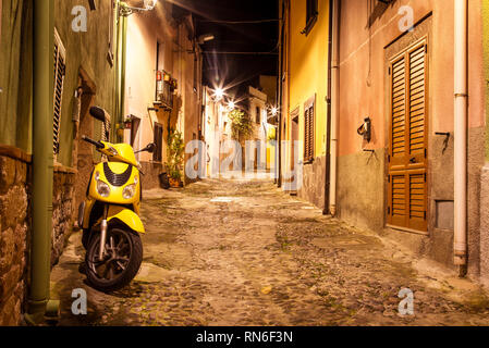 Schmalen alten Straßen während des Abends in der kleinen mittelalterlichen Stadt Bosa, Sardinien, Italien Stockfoto