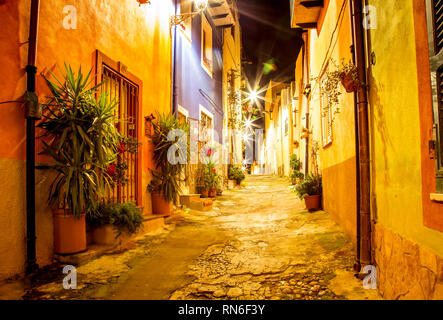 Schmalen alten Straßen während des Abends in der kleinen mittelalterlichen Stadt Bosa, Sardinien, Italien Stockfoto