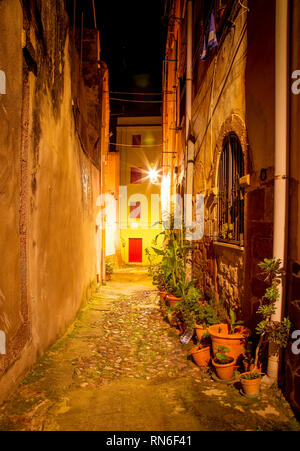 Schmalen alten Straßen während des Abends in der kleinen mittelalterlichen Stadt Bosa, Sardinien, Italien Stockfoto