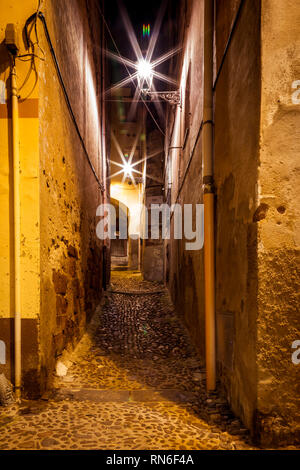 Schmalen alten Straßen während des Abends in der kleinen mittelalterlichen Stadt Bosa, Sardinien, Italien Stockfoto