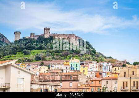 Blick von der Brücke der coloful Bosa, einem kleinen Dorf in Sardinien, Italien Stockfoto