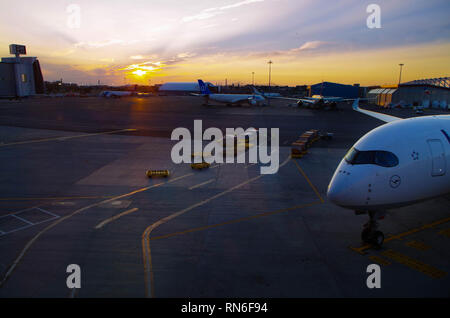 Sonnenuntergang am Logan Airport in Boston, MA Stockfoto