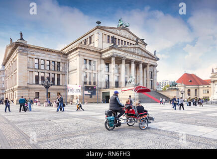 22. September 2018: Berlin - Sightseeing in den Gendarmenmarkt mit dem Konzerthaus und eine Rikscha oder Fahrrad Taxi. Leichte Bewegungsunschärfe auf dem Rad bei 100 Stockfoto