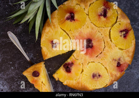 Süße hausgemachte Kuchen Ananas auf den Kopf. Ansicht von oben Stockfoto