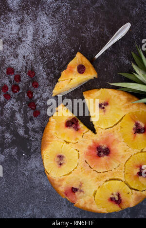 Pineapple Upside Down Cake. Ansicht von oben. Der dunkle Hintergrund. Stockfoto