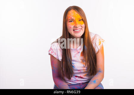 Menschen und Indische Feiertage Konzept - brünette Frau mit Holi Farbe auf weißem Hintergrund abgedeckt. Stockfoto