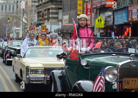 Die Teilnehmer, sich mit traditionellen chinesischen Kostüme gesehen, alten Oldtimer während des Chinese New Year Parade in Chinatown. Chinesischen Gemeinschaften auf der ganzen Welt feierten das Chinesische Neue Jahr 2019, das Jahr des Schweins. Stockfoto