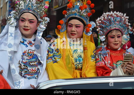 Die Teilnehmer gesehen, mit traditionellen chinesischen Kostüme während des Chinese New Year Parade in Chinatown. Chinesischen Gemeinschaften auf der ganzen Welt feierten das Chinesische Neue Jahr 2019, das Jahr des Schweins. Stockfoto