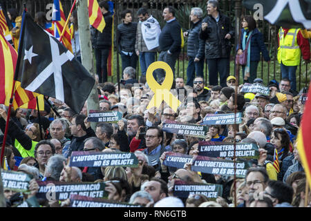 Demonstranten mit Plakaten während des Protestes gesehen. ANC und Òmnium Kulturelle zusammen mit pro-unabhängigkeit Gewerkschaften organisiert eine Manifestation über den Prozess gegen pro-unabhängigkeit Führer in Spanien, mit dem Lemma elf-Bestimmung ist kein Verbrechen", wo Hunderttausende Menschen teilgenommen haben. Stockfoto