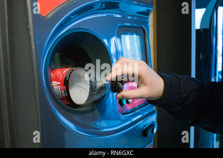 Recycling eine Plastikflasche in einem Recycling Maschine Stockfoto