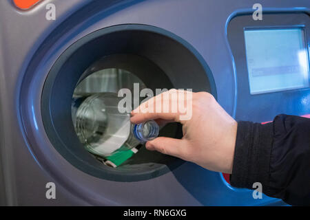 Recycling eine Plastikflasche in einem Recycling Maschine Stockfoto