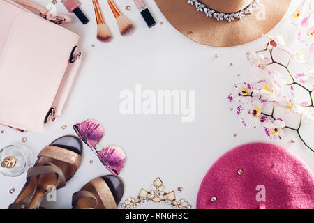 Feder weiblichen Outfit. Kleidung, Schuhe und Zubehör mit Orchidee auf weißem Hintergrund. Stockfoto