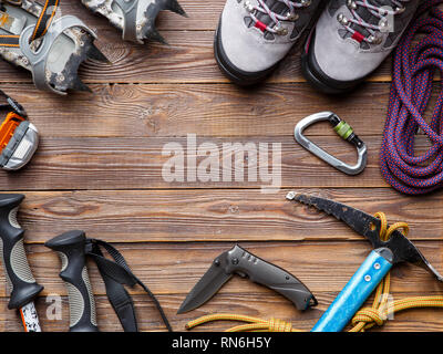 Bild oben auf Skistöcke, Stiefel, hackt auf Holz- Hintergrund. Stockfoto