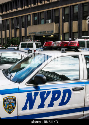 Fahrzeuge der Polizei vor Midtown Revier Süd, New York City, USA geparkt Stockfoto