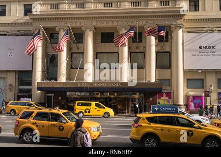 Taxis vor dem Hotel Pennsylvania, Seventh Avenue, New York, USA Stockfoto