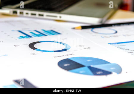 Geschäftliche Dokumente finanzielle Diagramme, statistische Analyse auf dem Schreibtisch. Stockfoto