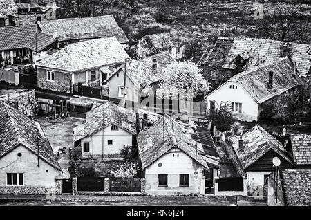 Gypsy Siedlung in Filakovo, Slowakische Republik. Schwarz-weiß Foto. Stockfoto