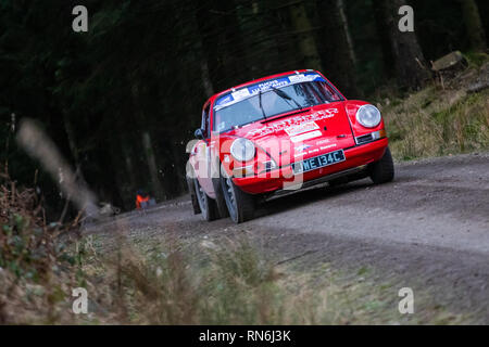 Rally Car in den Cambrian Rallye 2019 konkurrieren, in Alwen Forest, North Wales Stockfoto