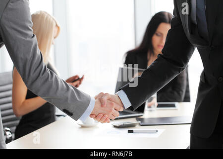 Geschäft Leute die Hände schütteln bis Beendigung einer Versammlung Nähe zu sehen. Stockfoto