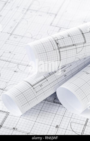 Rollen von architekturentwurf Hausbau Pläne auf blueprint Hintergrund auf Tisch Stockfoto
