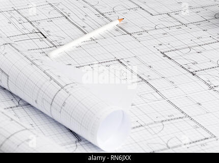 Rollen von architekturentwurf Hausbau Pläne auf blueprint Hintergrund auf Tabelle mit Bleistift Stockfoto