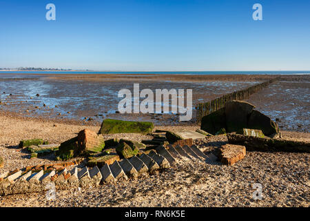 Weltkrieg zwei Bunker oder Geschützstellung, ins Meer gefallen durch die Erosion der Küsten. Cudmore Grove Country Park, East Mersea, Essex. Stockfoto