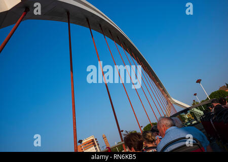 Die Puente de La Barqueta, offiziell Puente Mapfre, ist eine Brücke in Sevilla, Spanien, welche das Alfonso XII Kanal des Guadalquivir. Stockfoto