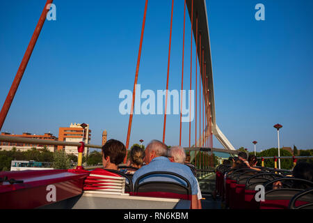 Die Puente de La Barqueta, offiziell Puente Mapfre, ist eine Brücke in Sevilla, Spanien, welche das Alfonso XII Kanal des Guadalquivir. Stockfoto