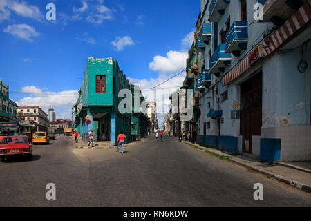 Havanna, Kuba - Januar 10, 2019: Straße in Havanna, Kuba mit farbigen Oldtimer Stockfoto