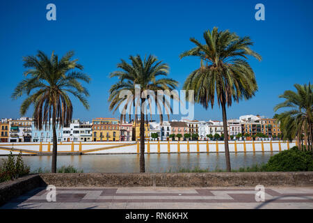 Der Fluss Guadalquivir, der fünfte längste Fluss der iberischen Halbinsel, Schnitte durch die Stadt Sevilla, Spanien. Stockfoto