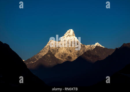 Nepal, Everest Base Camp Trek, Khumjung, Mount Ama Dablam, am frühen Morgen anzeigen Stockfoto