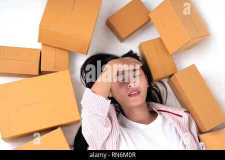 Glückliche Frau mit vielen Paketbox für Lieferung an Kunden oder viele Box von Online shopping Stockfoto